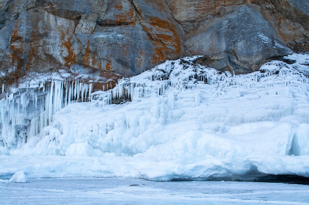 Oscilli la scogliera con ghiaccio nel lago Bikal, Russia, paesaggio