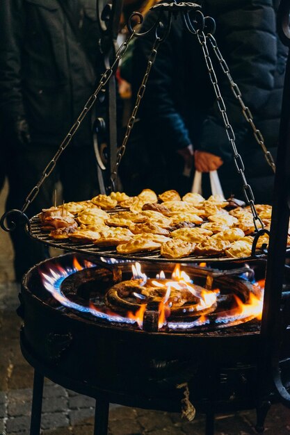 Oscipek è il tradizionale cibo polacco di strada Formaggio affumicato di capra con marmellata di lamponi dolce Cibo di strada a Danzica Formaggio di capra affumicato su un fuoco aperto