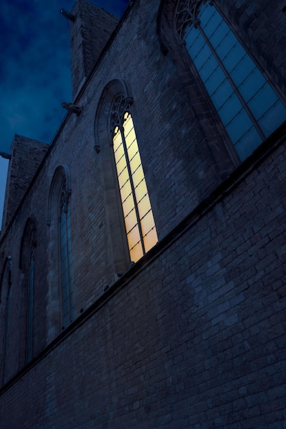 Oscura cattedrale con una finestra illuminata