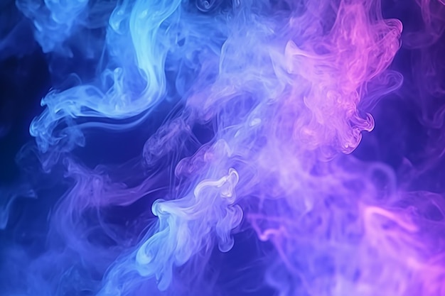 Oscurità piena di fumo illuminata con accattivanti proiettori viola e blu