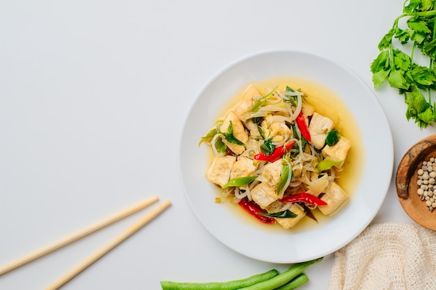 Oseng tauge. Germogli di soia saltati in padella indonesiani con tofu fritto