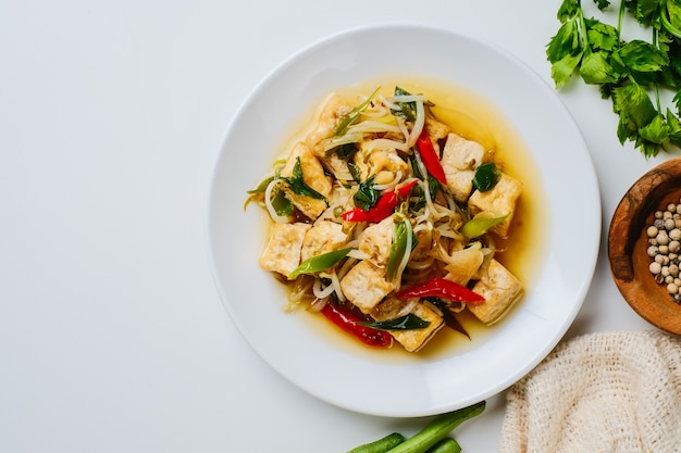 Oseng tauge. Germogli di soia saltati in padella indonesiani con tofu fritto