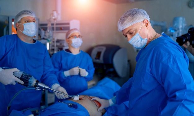Ospedale del team medico che esegue l'operazione Gruppo di chirurgo al lavoro in sala operatoria
