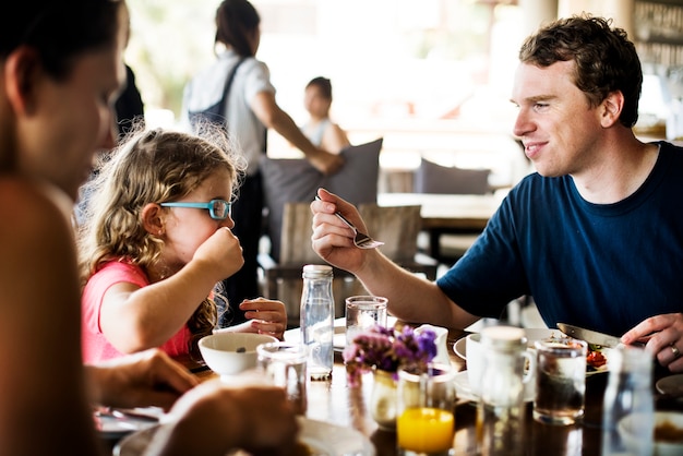 Ospiti che fanno colazione al ristorante dell&#39;hotel