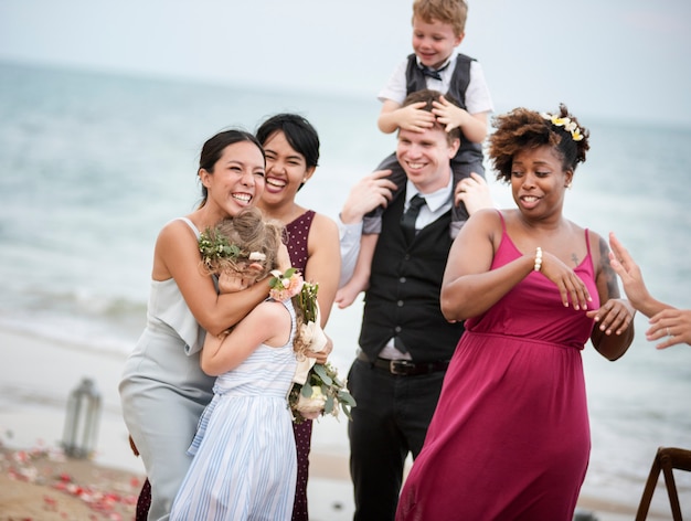 Ospiti di nozze che applaudono per la sposa e lo sposo