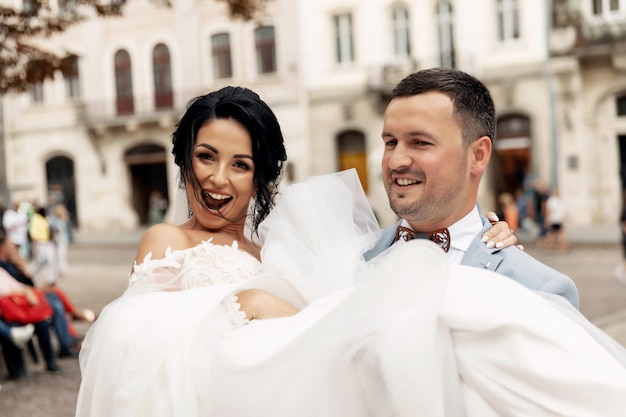 Ospiti gettando coriandoli su sposa e sposo