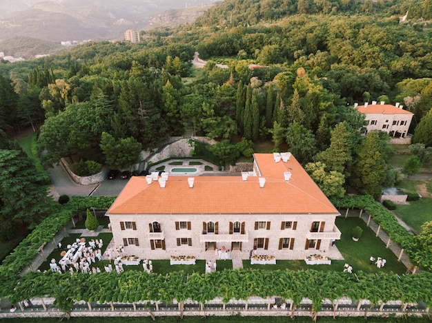 Ospiti in bianco sul prato davanti a villa milocer montenegro