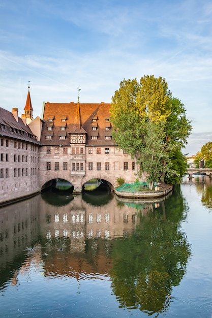 Ospizio dello Spirito Santo (Heilig-Geist-Spital) e fiume Pegnitz a Norimberga, Germania. paesaggio urbano tedesco