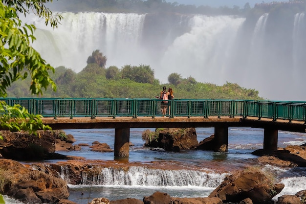 Osservando le incredibili cascate di Iguazu