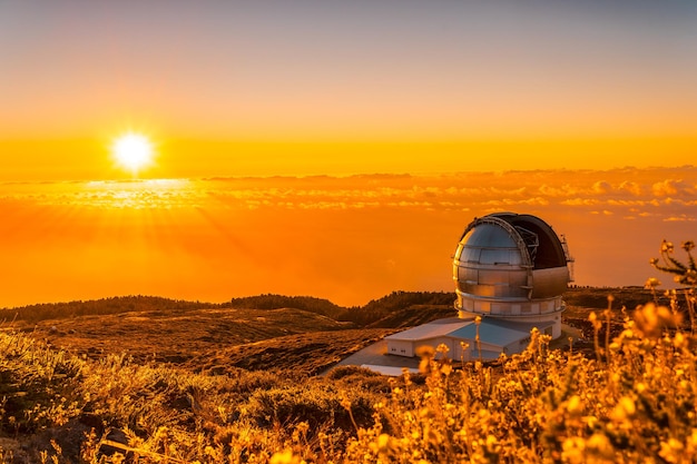 Osservatorio Astronomico della Caldera de Taburiente in un bel tramonto arancione