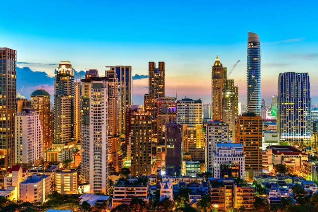 Osservi la costruzione ed il condominio moderni commerciali in città Bangkok del centro Tailandia