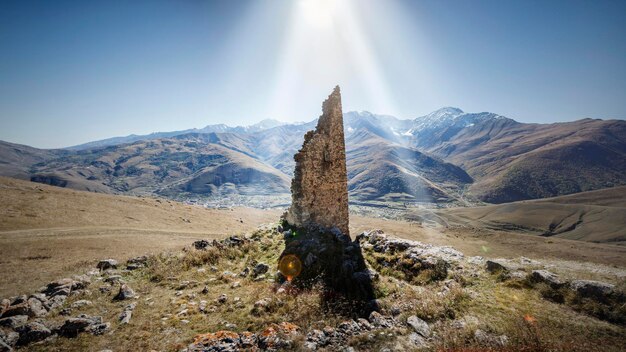 Ossezia del Nord, Russia, gola di Kurtatinsky. Le torri Tsagaraev e Gabis nella città di Khalgon sopra l'antica Tsymyti