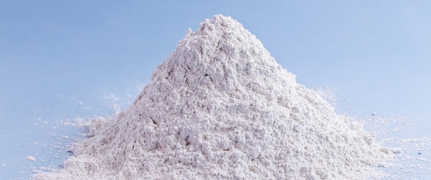 Ossido di zinco, polvere bianca usata come inibitore della crescita dei funghi nelle vernici e come unguento antisettico in medicina