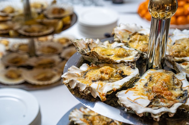 Ostrica aperta fresca su un piatto bianco. nell'antipasto del ristorante