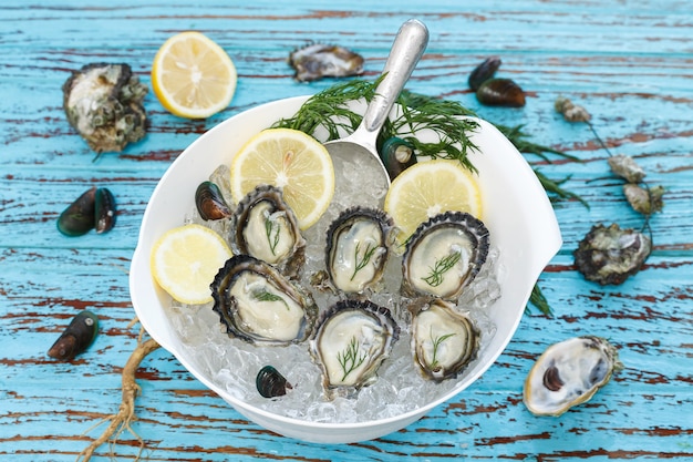 Ostrica frutti di mare limone aneto cozze fresche asia antipasto