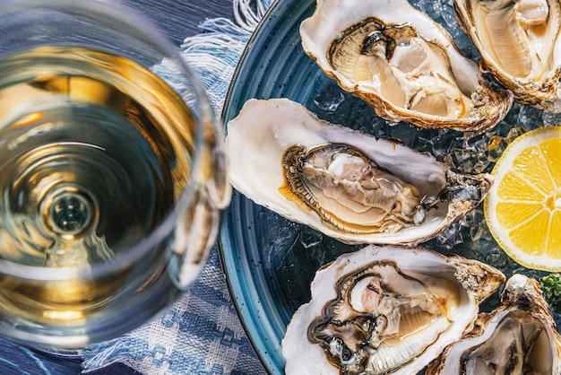 Ostriche fresche con ghiaccio al limone e vino bianco.