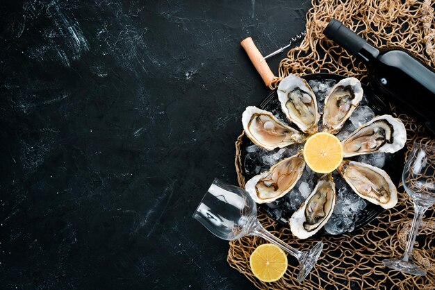 Ostriche fresche con ghiaccio e vino rosso Frutti di mare Vista dall'alto Spazio di copia gratuito