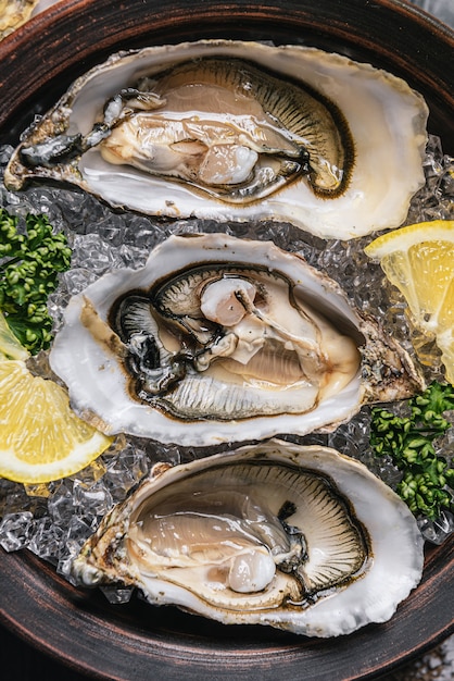 Ostriche fresche con limone, ghiaccio e vino bianco