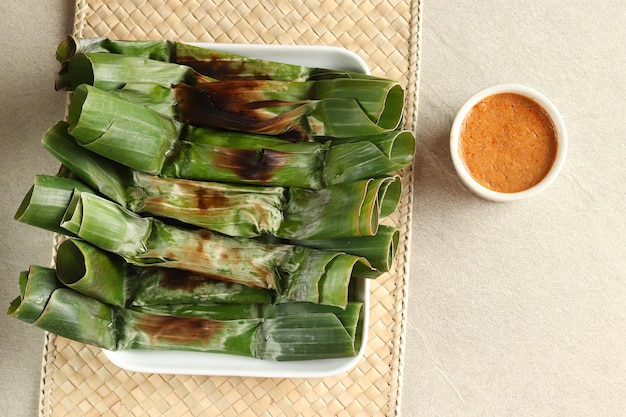 Otak otak Palembang. Il cibo tradizionale di Palembang è una sorta di spuntino a base di torte di pesce alla griglia