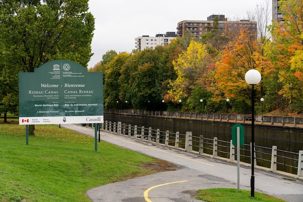 Ottawa Ontario Canada ottobre Fogliame autunnale in Rideau Canal Eastern Pathway Foglie rosse autunnali