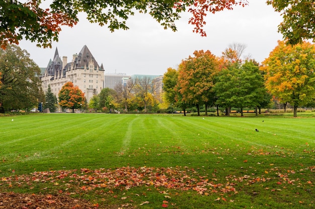 Ottawa Ontario Canada Ottobre Major's Hill Park autunno foglie rosse scenario