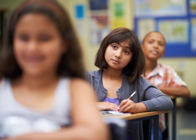 Ottenere il nostro apprendimento Un gruppo di studenti seduti in classe