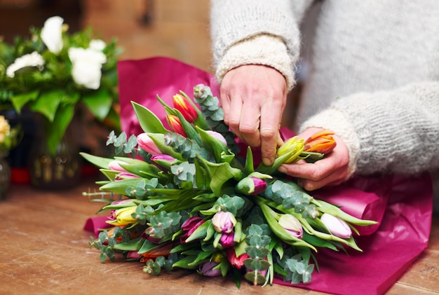 Ottenere ogni elemento giusto Colpo ritagliato delle mani di un floristamp039s che preparano un bouquet