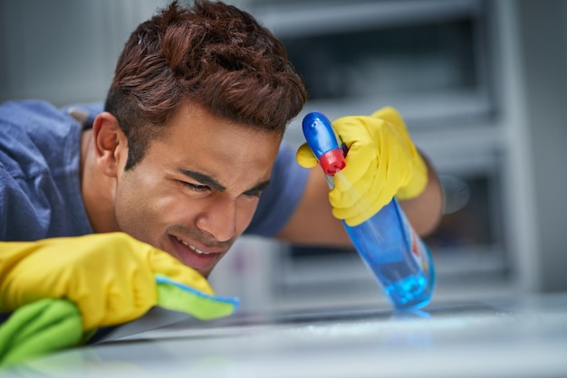 Otterrò questo scatto perfettamente pulito di un giovane che fa le faccende domestiche