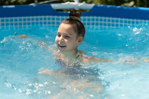 Ottieni il massimo del relax Bambino felice si rilassi nella vasca da bagno Chill pool day Ricreazione e relax