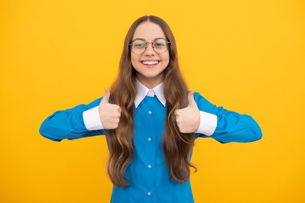 Ottieni istruzione, ottieni soddisfazione. La ragazza teenager felice dà i pollici in su. Gesto della mano di soddisfazione. Di nuovo a scuola. 1 settembre. Giornata della conoscenza. Essere soddisfatto.