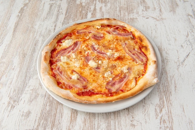 Ottima pizza italiana al formaggio e guanciale cotta nel forno a pietra