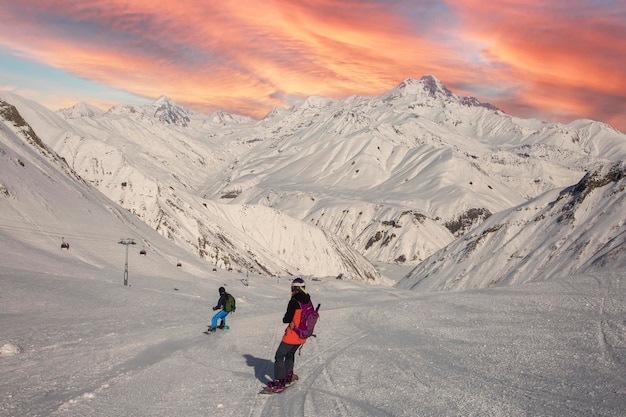 Ottima vista dei freerider sugli snowboard che scendono dalla cima del crinale di fronte al monte Kazbek