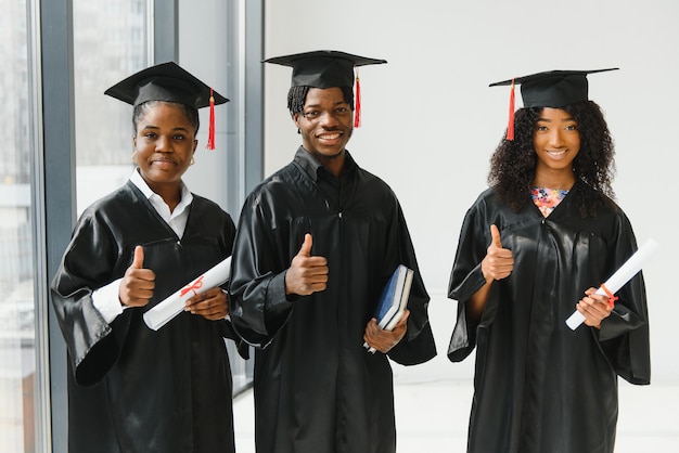 Ottimisti giovani laureati alla laurea