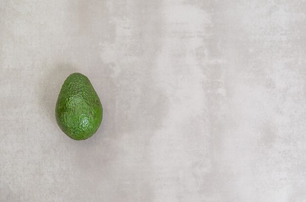 Ottimo concetto di alimentazione sana, avocado in uno sfondo grigio. Con copia spazio.