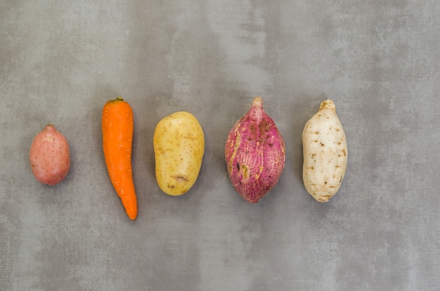 Ottimo concetto di cibo sano, varie verdure, patate, patate dolci, carote