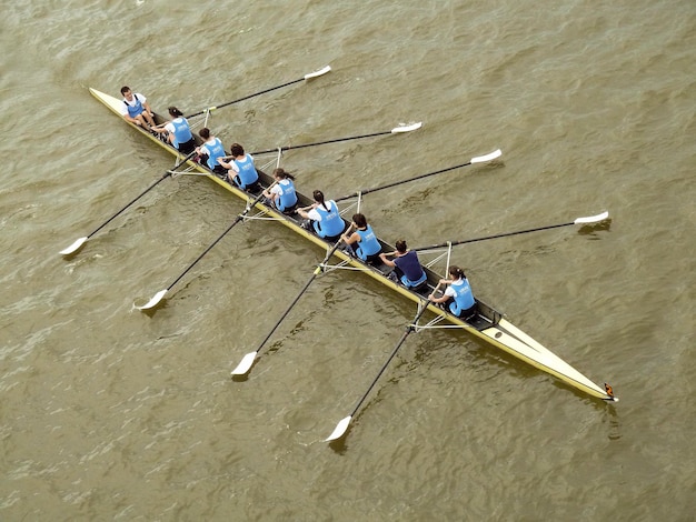 Otto ragazze della squadra che remano si preparano per la competizione