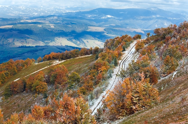 Ottobre Altopiano dei Carpazi con la prima neve invernale e fogliame colorato autunnale