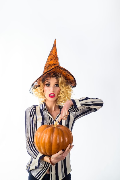 ottobre felice halloween donna sexy in costume da strega tenere zucca vestito di halloween costume da strega e