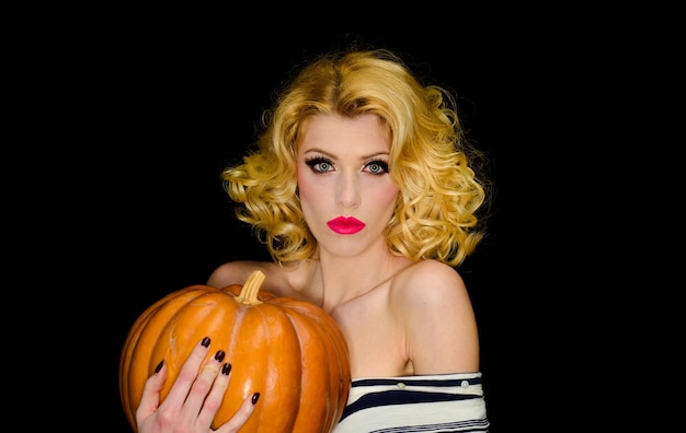 ottobre halloween ragazza bionda seria con zucca dolcetto o scherzetto festa di halloween felice