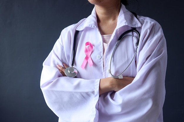 Ottobre rosa Mese della consapevolezza del cancro al seno Il medico di supporto indossa il nastro rosa