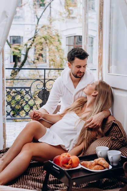 Ouple in accappatoi sul balcone