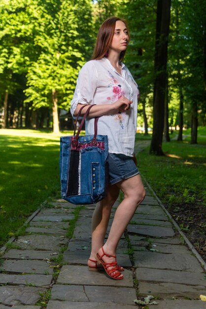 Outfit casual con la borsa moderna per il trasporto quotidiano