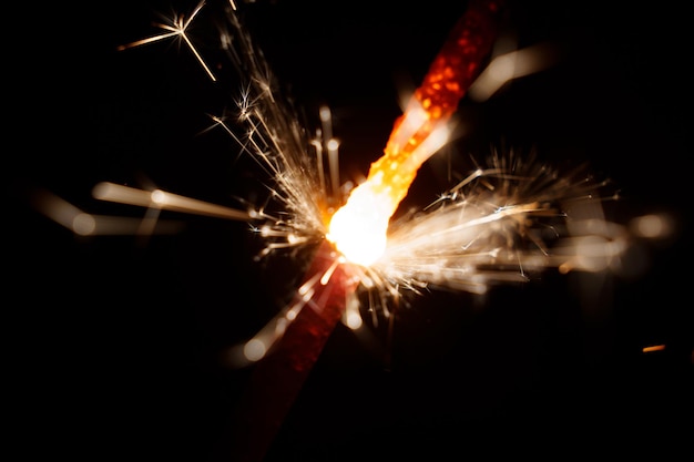 Outoffocus Alleggerimento sparkler sullo sfondo nero