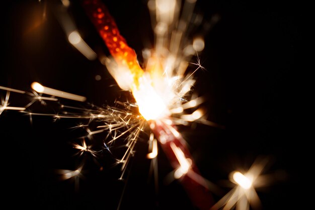 Outoffocus Alleggerimento sparkler sullo sfondo nero