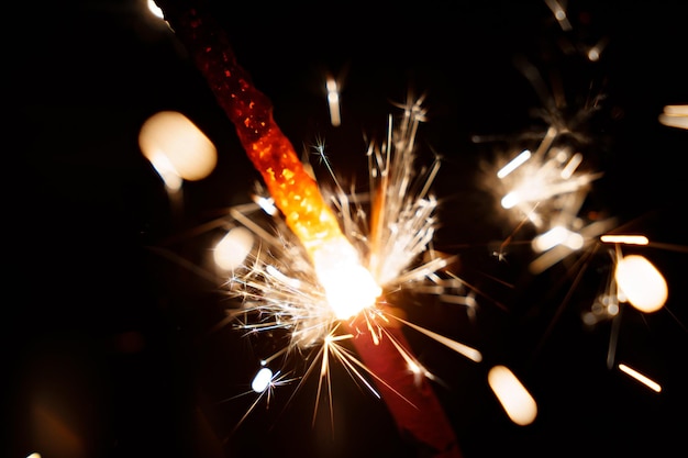 Outoffocus Alleggerimento sparkler sullo sfondo nero