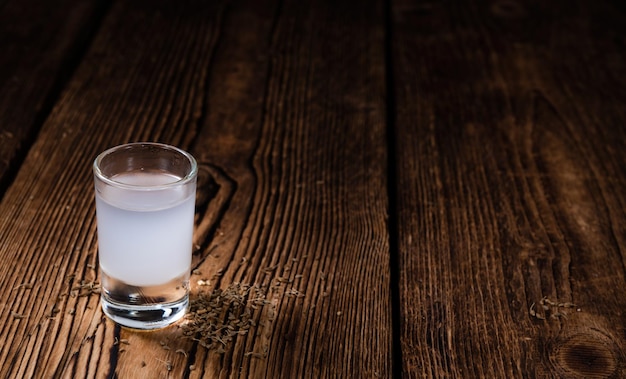 Ouzo su sfondo di legno