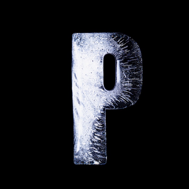 P Acqua congelata a forma di alfabeto isolata su sfondo nero