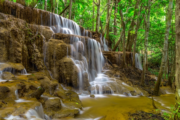 Pa Wai Waterfall, bella cascata in foresta pluviale tropicale, Tak Province, Tailandia