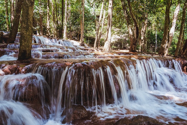 Pa Wai Waterfall è una piccola cascata calcarea nella provincia di Tak, Thailandia