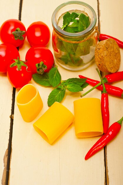 Paccheri di pasta italiana con pomodoro, menta e peperoncino